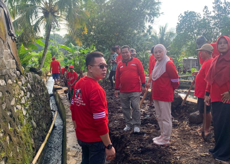 Bupati dan Ketua DPRD Purbalingga Gotong Royong Bersama Warga Desa Kajongan Bangun Saluran Irigasi 1 Bupati dan Ketua DPRD Purbalingga Gotong Royong Bersama Warga Desa Kajongan Bangun Saluran Irigasi