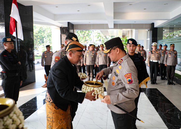 Irjen Pol Ahmad Luthfi; Tradisi Penyerahan Air suci Rangkaian HUT Bhayangkara ke 78 simbol Polda Jateng Hadir menuju Indonesia Emas 1 Irjen Pol Ahmad Luthfi; Tradisi Penyerahan Air suci Rangkaian HUT Bhayangkara ke 78 simbol Polda Jateng Hadir menuju Indonesia Emas