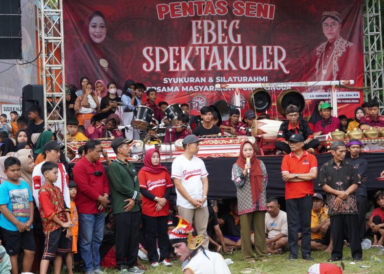 Bupati Tiwi : Pentas Ebeg Mampu Gerakkan Roda Perekonomian Masyarakat