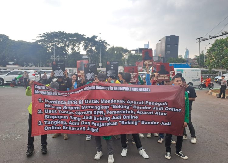 Demo di Depan Gedung DPR, KOMPAK Indonesia Minta Segera Bongkar dan Usut Tuntas “Bekingan” Judi Online