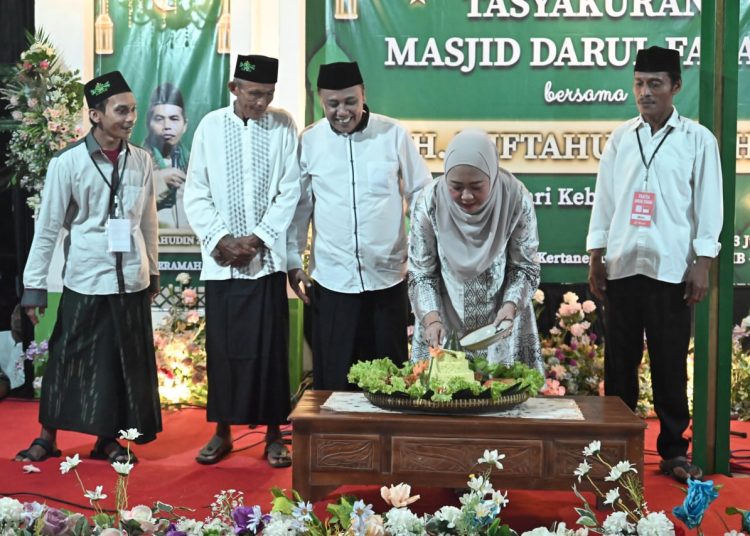 Pengajian Akbar Desa Kasih, Bupati Tiwi : Syiar Islam Harus Terus Dihidupkan