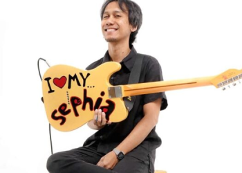 Eross Candra Lelang Gitar Pribadinya untuk Donasi Palestina