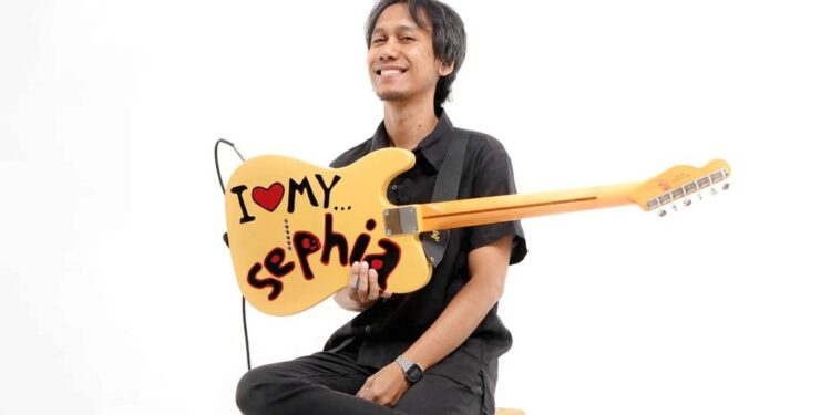 Eross Candra Lelang Gitar Pribadinya untuk Donasi Palestina 1 Eross Candra Lelang Gitar Pribadinya untuk Donasi Palestina