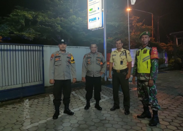 Patroli Malam Menjaga Keamanan dan Menjalin Kedekatan dengan Masyarakat