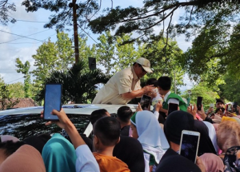 Berkunjung ke Gunungkidul, Prabowo Cium Kening Anak dan Bagi Bagi Kaos