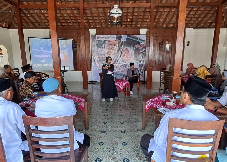 Kabupaten Karanganyar | Literasi Digital Lansia, Cegah Penipuan dengan “WAKUNCAR” Cegah Hoaks dengan “ABCD” | 1 Kabupaten Karanganyar | Literasi Digital Lansia, Cegah Penipuan dengan “WAKUNCAR” Cegah Hoaks dengan “ABCD” |