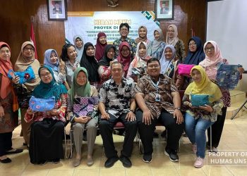 Tim MBKM 939 UNS Ajak Ibu-Ibu PKK di Joyotakan, Surakarta Menyulap Kain Perca menjadi Tas