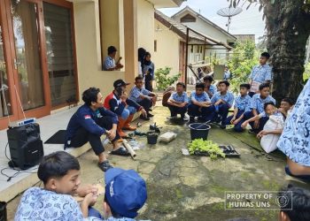 Tim Mahasiswa MBKM UNS Ajak Siswa SMP Praktik Penanaman Selada dan Hidroponik – Universitas Sebelas Maret