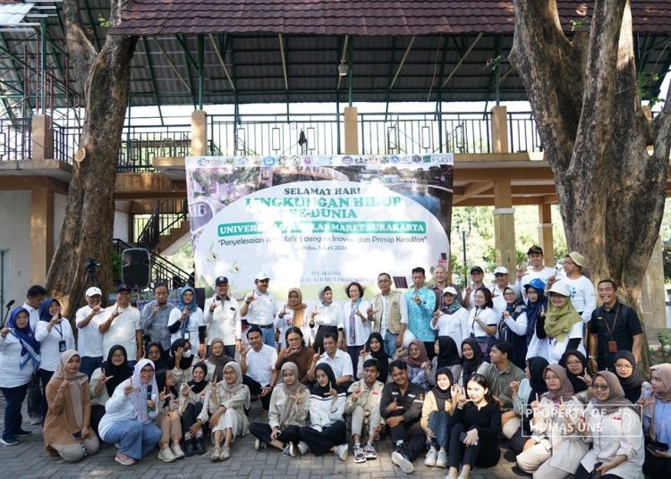 UNS Tuangkan 1.000 Liter Ekoenzim ke Danau pada Hari Lingkungan Hidup Sedunia 2024 – Universitas Sebelas Maret