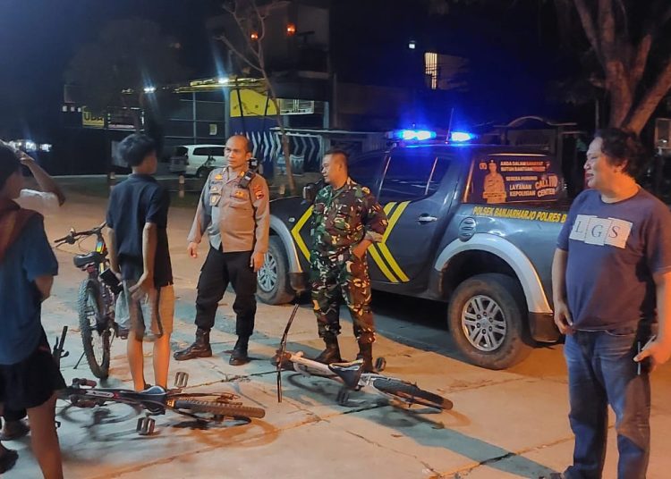 Sinergitas TNI – Polri, Patroli Bersama Sambang Pemukiman Warga 1 Sinergitas TNI – Polri, Patroli Bersama Sambang Pemukiman Warga