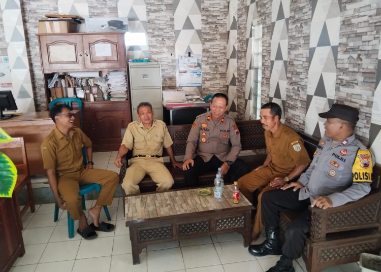 Kapolsek Bantarkawung Sambang Kantor Kepala Desa Karangpari Koordinasi Kamtibmas