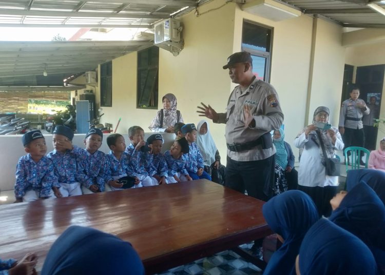 Polisi Sahabat Anak, Puluhan Anak TK Kunjungi Polsek Ketanggungan 1 Polisi Sahabat Anak, Puluhan Anak TK Kunjungi Polsek Ketanggungan