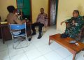 Sinergitas TNI-Polri, Personil Polsek Kersana Sambangi Tokoh Masyarakat Dengan Babinsa