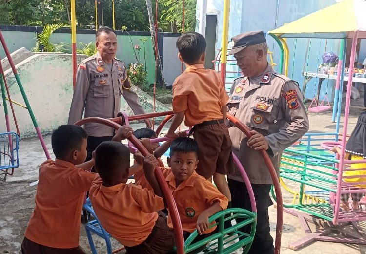Polisi Sahabat Anak, Polsek Brebes Sambangi TK Pertiwi Desa Wangandalem 1 Polisi Sahabat Anak, Polsek Brebes Sambangi TK Pertiwi Desa Wangandalem