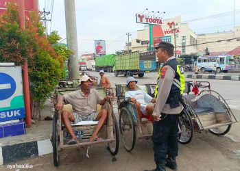Personil Polsek Losari Imbau Tukang Becak Di Pasar Induk Untuk Tertib Kamseltibcar Lantas