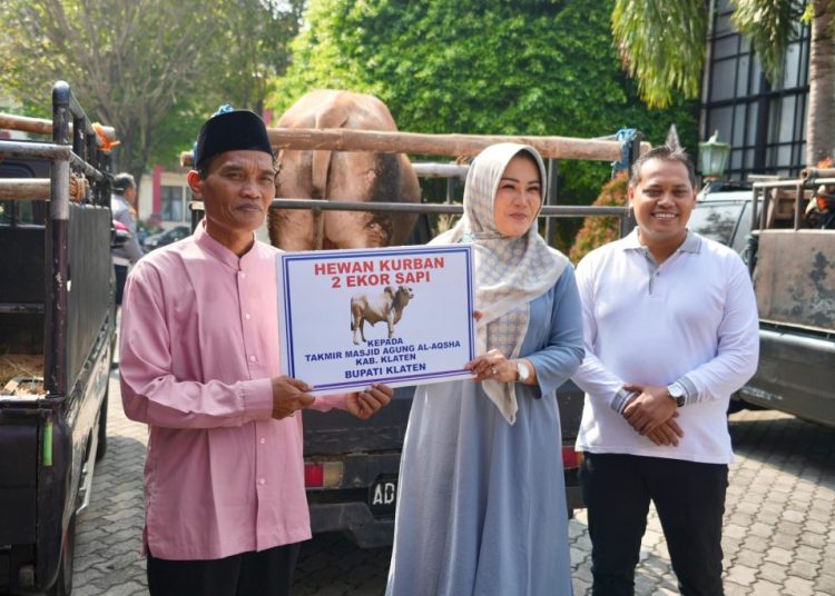 Iduladha 1445 H : Bupati Klaten Serahkan Hewan Kurban 12 Sapi dan 45 Kambing