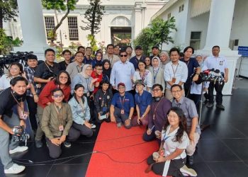 Momen Kebersamaan Wartawan Istana Foto Bareng Prabowo, Kenakan Kacamata Hitam – Warga Berita