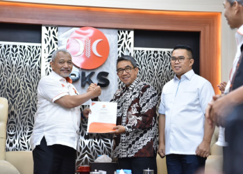 Presiden PKS Serahkan SK untuk Kelanjutan Kepemimpinan di Kutai Timur