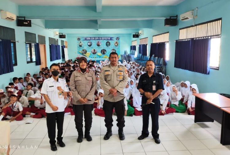Polsek Kalideres Edukasi Siswa SMPN 186 tentang Bahaya Narkotika dan Bullying – Warga Berita 1 Polsek Kalideres Edukasi Siswa SMPN 186 tentang Bahaya Narkotika dan Bullying – Warga Berita