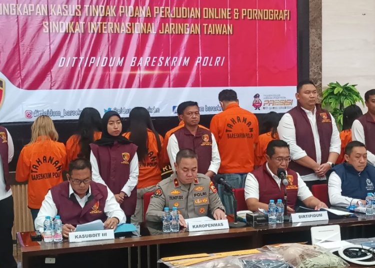 Bareskrim Polri Tangkap 7 Tersangka Judi Online dan Pornografi Jaringan Taiwan – Warga Berita 1 Bareskrim Polri Tangkap 7 Tersangka Judi Online dan Pornografi Jaringan Taiwan – Warga Berita