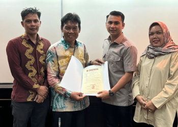 Dapat Surat Tugas Dari DPP Gerindra, Udin Ansyar dan Suriani Maju Pada Pilkada HSS 2024 – Warga Berita