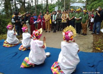 Kunjungi Kawasan Wisata Lembah Cinta, Kemenparekraf RI Disambut Tari Padduppa – Warga Berita