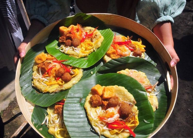 Tradisi Pembagian Bubur Asyura di Masjid Menara Kudus