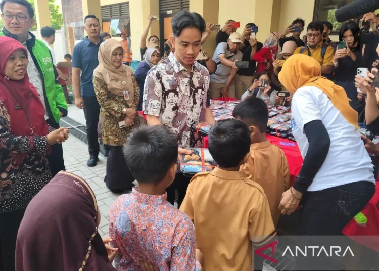 Gibran Tinjau Uji Coba Makan Bergizi Gratis di Solo