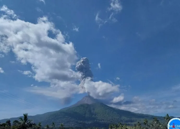 Gunung Lewotobi Laki-Laki Erupsi, Abu Vulkanik Mencapai 1000 Meter
