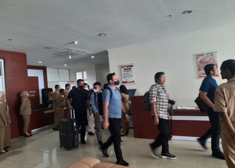 KPK kembali geledah Dinas Kesehatan dan RS Wongsonegoro Semarang Pada Senin 22 Juli