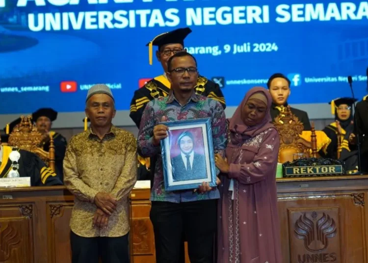 Orang Tua Korban Kecelakaan Hadiri Wisuda Unnes Mewakili Mendiang Anak