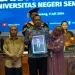 Orang Tua Korban Kecelakaan Hadiri Wisuda Unnes Mewakili Mendiang Anak 9 Orang Tua Korban Kecelakaan Hadiri Wisuda Unnes Mewakili Mendiang Anak