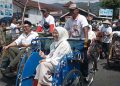Amalia Desiana dan Wakhid Jumali Daftar ke KPU Banjarnegara Pakai Becak 10 Amalia Desiana dan Wakhid Jumali