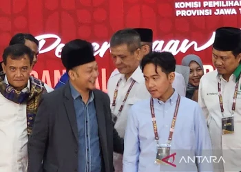 Gibran Dampingi Pendaftaran Luthfi-Taj Yasin di KPU Jateng