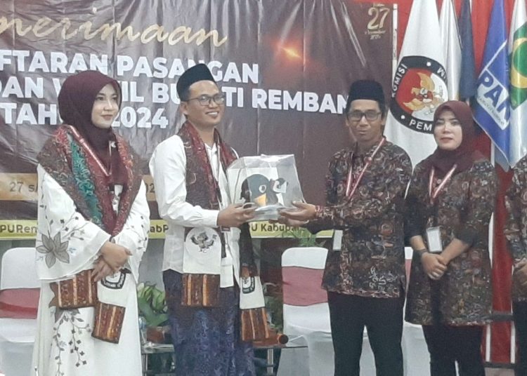 Vivit Dinarini, Calon Bupati Wanita Pertama Rembang, Daftar ke KPU 1 Vivit Dinarini