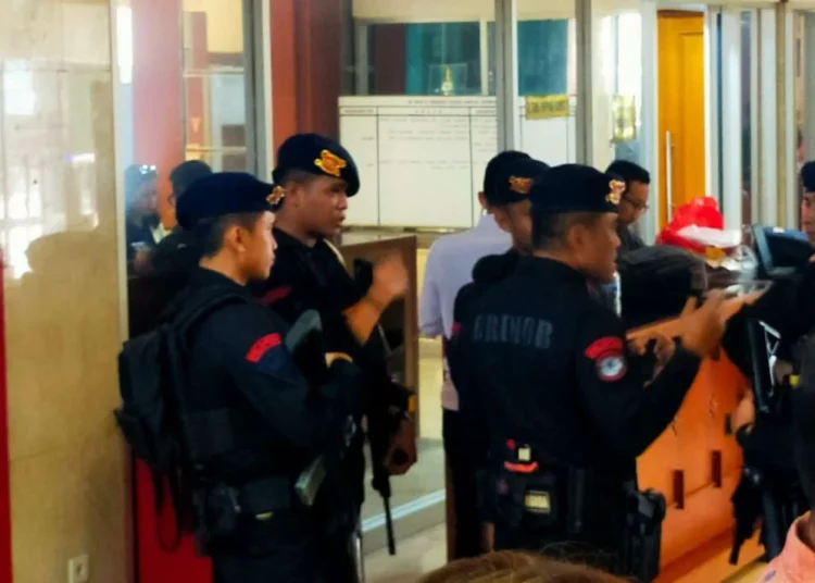 Brimob Melakukan Pengamanan Saat Rapat Baleg DPR RI Bahas Revisi UU Pilkada