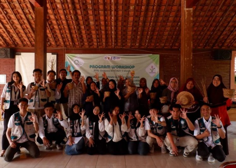 Mahasiswa DKV Udinus Targetkan Desa Tuntang Menjadi Desa Wirausaha Berkelanjutan 1 dkv udinus