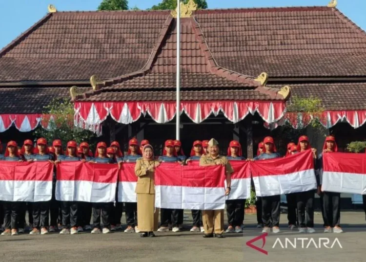 Pembagian Bendera Sebanyak 13.600 oleh Pemkab Batang Jelang HUT RI