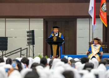 rektor dihadapan mahasiswa baru undip