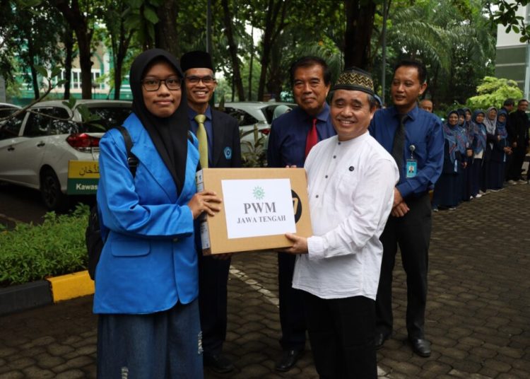 2 Mahasiswa Informatika Universitas Muhammadiyah Semarang Terima Bantuan Laptop dari Ketua PWM Jateng 1 Universitas Muhammadiyah Semarang