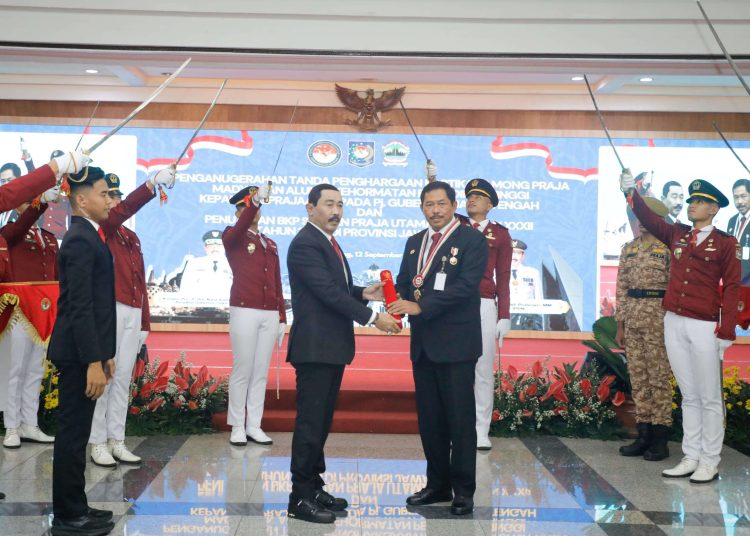 Pj Gubernur Jawa Tengah Nana Sudjana Raih Penghargaan Kartika Pamong Praja Madya dari IPDN