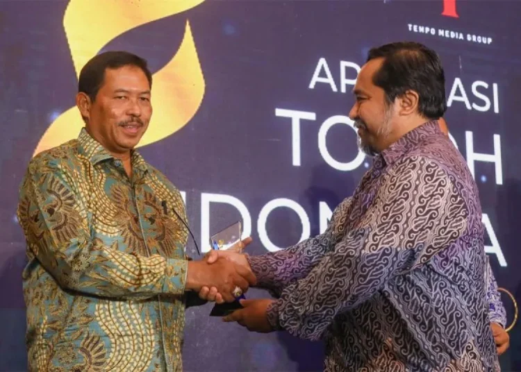 Pj Gubernur Jawa Tengah Nana Sudjana Raih Penghargaan Ketahanan Pangan dari Tempo Media