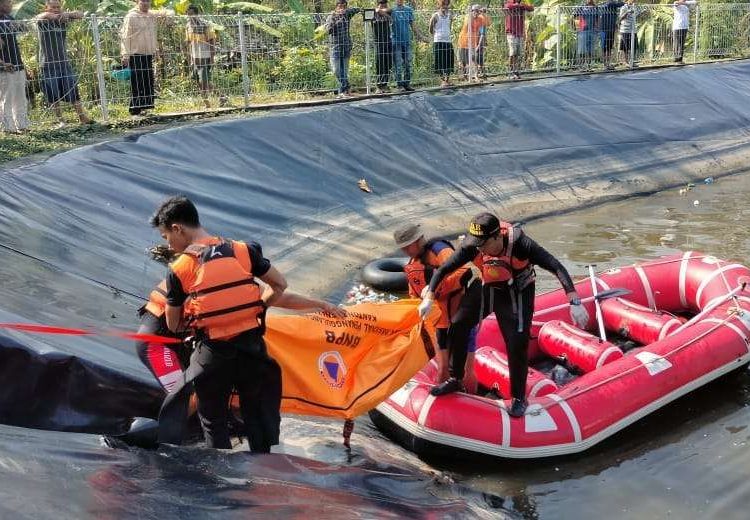 Tim SAR Evakuasi Bocah 7 Tahun Tenggelam di Embung Krobokan, Boyolali 1 Tim SAR Evakuasi Bocah 7 Tahun Tenggelam di Embung Krobokan, Boyolali
