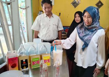 UMKM Yoghurt Sehati Bikin Yoghurt Kecombrang, Didukung Tim PKM Unsoed 10 UMKM Yoghurt Sehati Bikin Yoghurt Kecombrang, Didukung Tim PKM Unsoed
