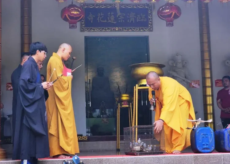 Sambut Imlek 2025, Vihara Lotus Solo Laksanakan Ritual Fang Sheng