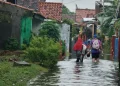 Banjir Batang Enam Perjalanan Kereta Api Terganggu, Sekolah Libur dan Belajar di Rumah 13 Banjir Batang Enam Perjalanan Kereta Api Terganggu, Sekolah Libur dan Belajar di Rumah