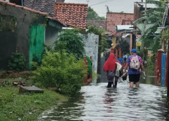 Banjir Batang Enam Perjalanan Kereta Api Terganggu, Sekolah Libur dan Belajar di Rumah 9 Banjir Batang Enam Perjalanan Kereta Api Terganggu, Sekolah Libur dan Belajar di Rumah