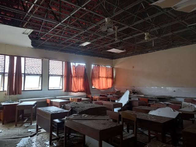 Plafon Atap 2 Sekolah di Semarang Ambrol Akibat Cuaca Ekstrem 1 Plafon Atap 2 Sekolah di Semarang Ambrol Akibat Cuaca Ekstrem