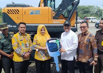 Menteri Sosial Serahkan Bantuan Alat Berat untuk Penanganan Longsor di Pekalongan