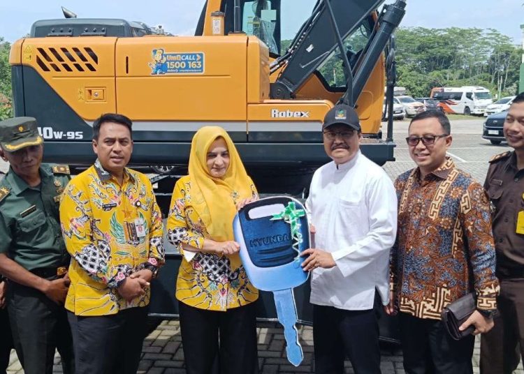 Menteri Sosial Serahkan Bantuan Alat Berat untuk Penanganan Longsor di Pekalongan